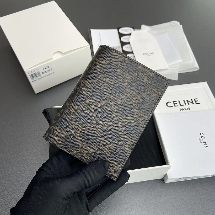 CELINE セリーヌ(CELINE) レザー パスポートケース 男女兼用|94568C6A